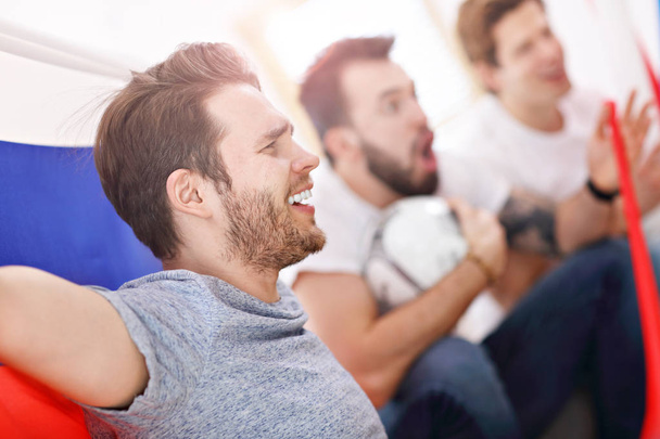 Tezahürat ve spor TV izlerken mutlu erkek arkadaşlar - Fotoğraf, Görsel