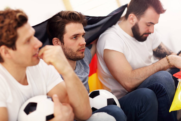 Happy mannelijke vrienden juichen en het kijken naar sport op tv - Foto, afbeelding