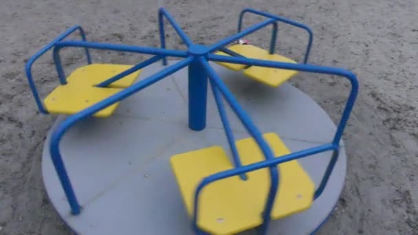 Pyörivä karuselli yksinkertainen lasten karuselli pyörii komposiitin ympärillä subjektiivisella näkymällä
 - Materiaali, video