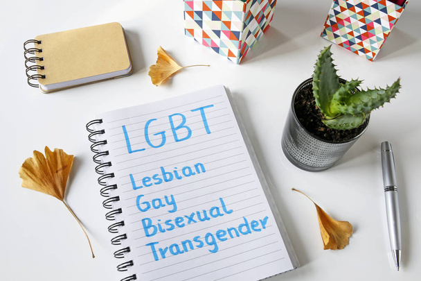 LGBT (Lesbiennes, Gays, Bisexuels, Transgenres) écrit dans un carnet sur une table blanche
 - Photo, image