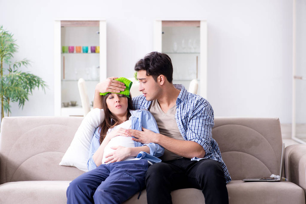 Mujer embarazada con marido en casa - Foto, imagen