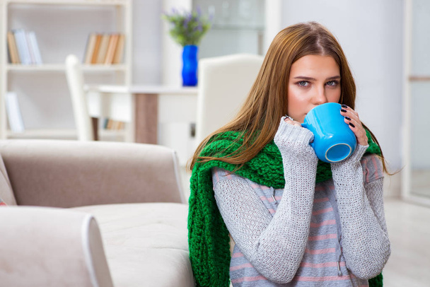 Kranke Frau leidet zu Hause an Grippe - Foto, Bild