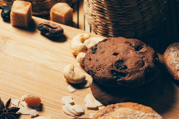 Detailní pohled na kolo křupavé sušenky s ořechy a kořením na ta - Fotografie, Obrázek