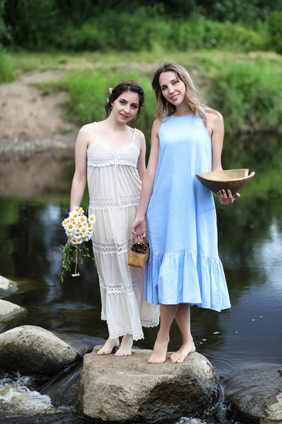 Belles filles en robes sur la rivière
 - Photo, image