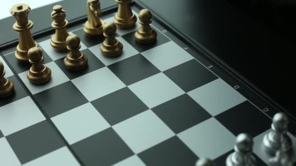Az arany és ezüst sakk fedélzetén felvételeket közelről. - Felvétel, videó