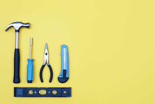 Werkzeugkasten mit Werkzeugen. Heimwerker-Konzept auf gelbem Hintergrund. - Foto, Bild