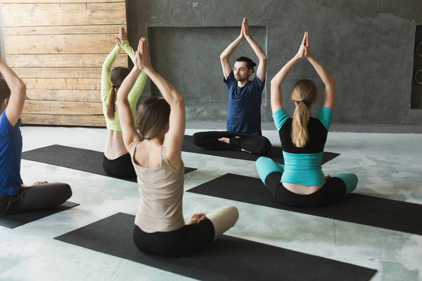 Gruppo con istruttore di yoga nel fitness club
 - Foto, immagini