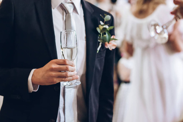grupo de pessoas elegantes segurando copos de champanhe na recepção de casamento de luxo. mão do noivo brindar e torcer com bebidas em eventos sociais. celebração de Natal
 - Foto, Imagem