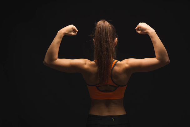 athletische Frau zeigt muskulösen Körper - Foto, Bild