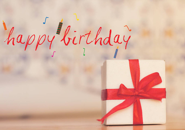     Boldog születésnapot üzenet-val piros szalaggal fehér díszdobozban  - Fotó, kép