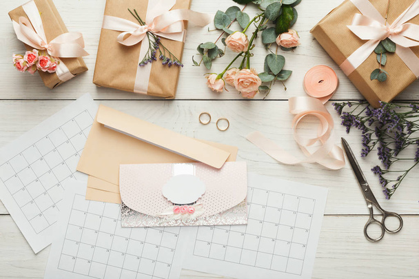 Svatební pozvánky a obálky na bílý dřevěný stůl, na - Fotografie, Obrázek