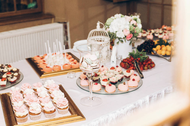 cam ve kek, lezzetli macaroons açılır ve düğün Resepsiyon masasında şeker. çikolata. kutlamalar olaylar ve duş için lezzetli pembe tatlılar. lüks şık catering - Fotoğraf, Görsel