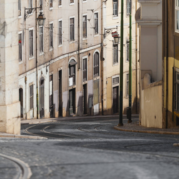 Beautiful режим перегляду вулиць історичних архітектурних в Лісабоні. - Фото, зображення