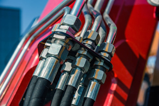 Гидравлическая система, стальные трубы и резиновые части подъемного механизма современного трактора или экскаватора
 - Фото, изображение