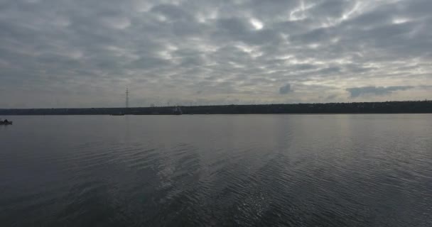 Vue des drones volants ouvre paysage à l'eau lisse avec un bateau de pêcheur
 - Séquence, vidéo
