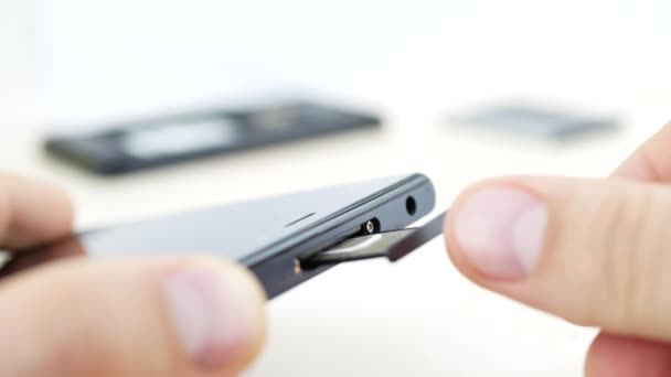 Instala o cartão nano SIM branco no slot no telefone celular
 - Filmagem, Vídeo