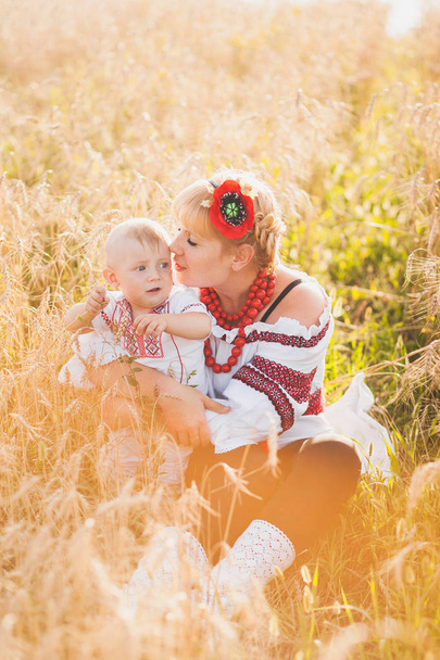 Ritratto di famiglia ucraina etnica
  - Foto, immagini