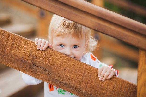  Маленькая кавказская девочка бледнеет в поисках
 - Фото, изображение
