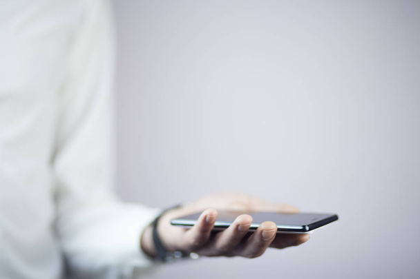 Αρσενική χέρι που κρατά το κενό κινητό έξυπνο τηλέφωνο - Φωτογραφία, εικόνα