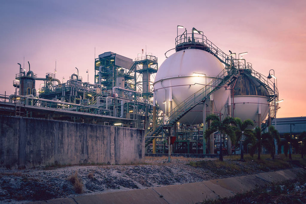 Réservoirs de sphère de stockage de gaz dans une usine pétrochimique avec fond de ciel couchant
 - Photo, image