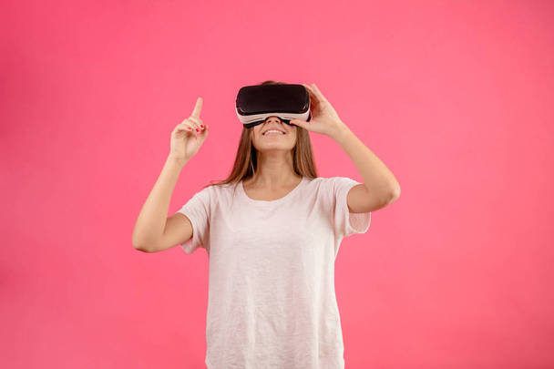 teenager is playing gaame in vertual reality headset - Φωτογραφία, εικόνα