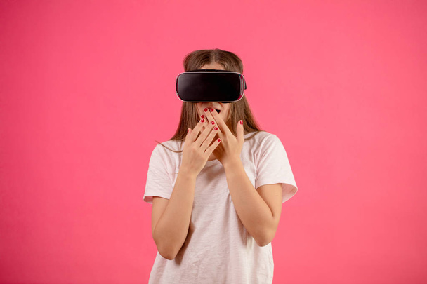 shocked open-mouthed woman explore virtual environment - Zdjęcie, obraz