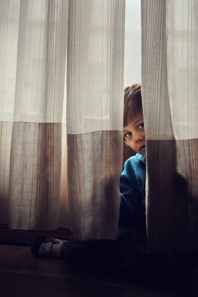 baby hidden behind the curtains - Φωτογραφία, εικόνα