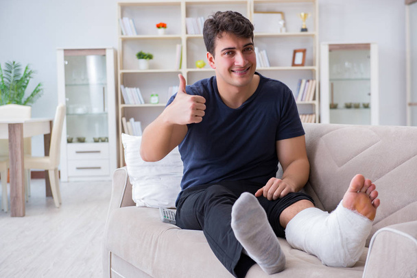 Hombre con la pierna rota recuperándose en casa - Foto, Imagen