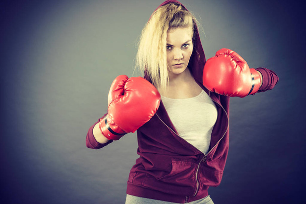 Angry woman wearing boxing gloves - Foto, Imagem