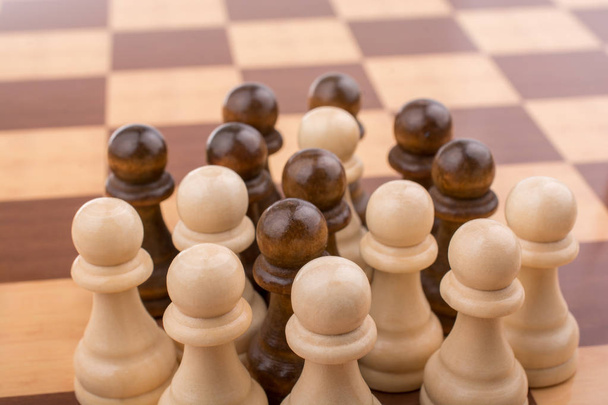 チェス盤にチェスの駒 - 写真・画像