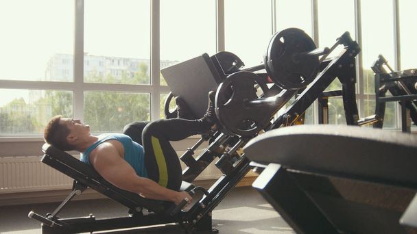 levantador de pesas hombre fuerte en el entrenamiento de fuerza en un gimnasio
 - Foto, imagen
