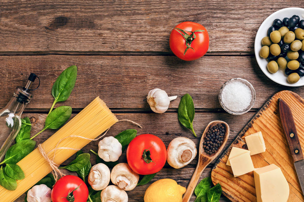 イタリア料理パスタ、スパイスと野菜の背景。コピー スペース平面図. - 写真・画像