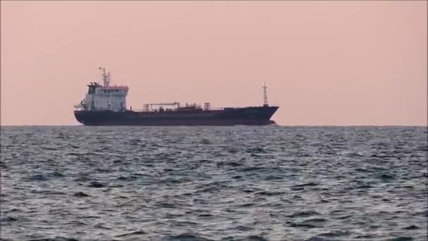 schip vaart in de buurt van het strand - Video