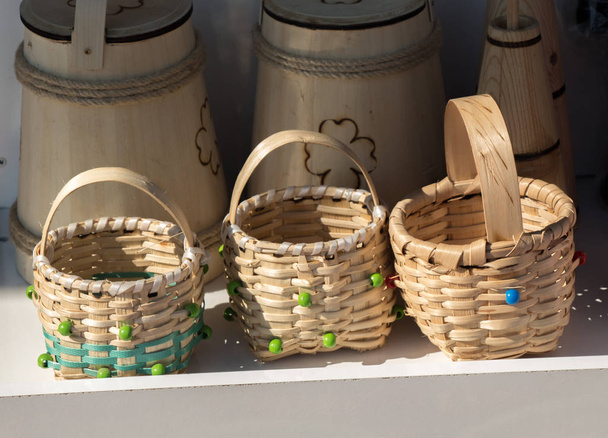 Üres fonott kosarak eladó - Fotó, kép