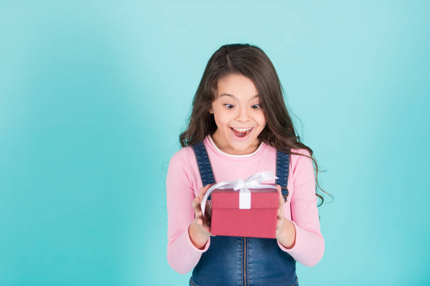 Small girl smile with gift box, ribbon bow - Zdjęcie, obraz