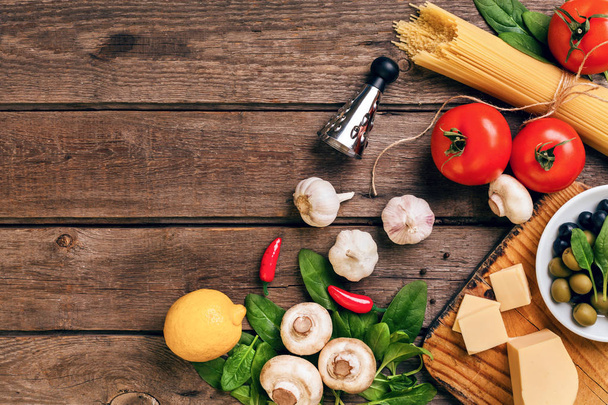 Italialaiset elintarvikkeiden ainesosat pastan valmistukseen puupohjalla
 - Valokuva, kuva