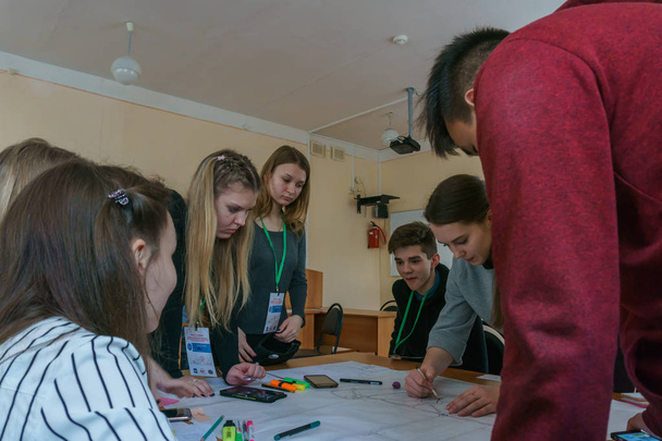 Millerovo / Rostov regio / Rusland - 31 maart 2018: Workshop in de stad van Millerovo met jonge schoolkinderen en architecten zijn het ontwikkelen van een project van een stadspark en een straat - Foto, afbeelding