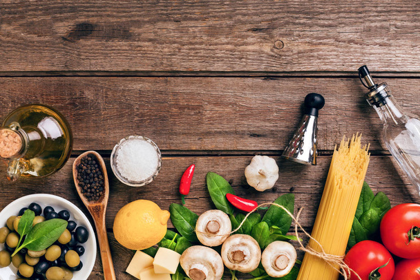 Italiaans voedselingrediënten voor de pasta van de voorbereiding op houten achtergrond - Foto, afbeelding