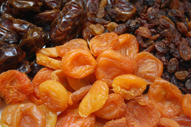 Trockenfrüchte, Aprikosen, Rosinen und Datteln. - Foto, Bild