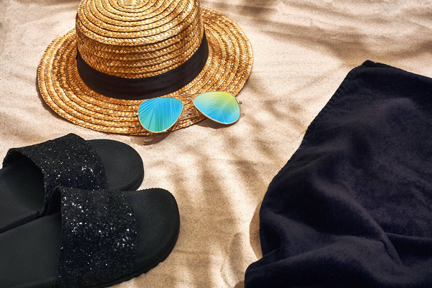 Yaz arka plan ile hasır şapka, güneş gözlüğü, güneş kremi şişe ve flip flop - Fotoğraf, Görsel
