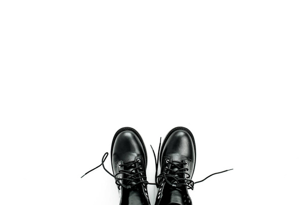 Жіноча мода плоска лежала, вигляд зверху мінімальна концепція. Чорні туфлі ізольовані на білому тлі
. - Фото, зображення