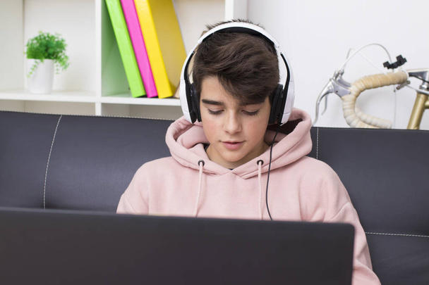 jovem com computador e fones de ouvido em casa
 - Foto, Imagem