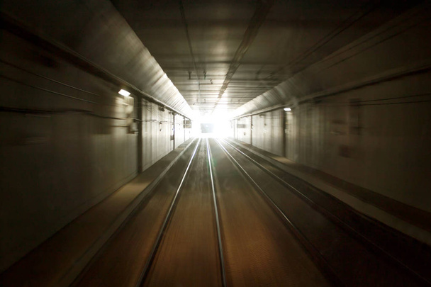 trein in de tunnel - Foto, afbeelding