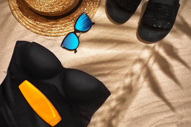 Fond d'été avec chapeau de paille, lunettes de soleil, bouteille de crème solaire et tongs
 - Photo, image