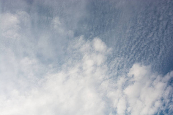 Céu azul com branco e nuvens
 - Foto, Imagem