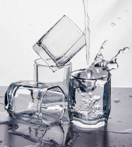 alguns copos derramamento de água
  - Foto, Imagem