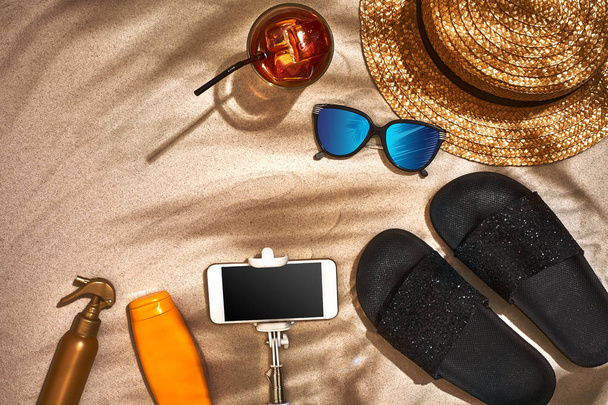 Fondo de verano con sombrero de paja, gafas de sol, botella de protector solar y chanclas
 - Foto, Imagen