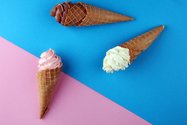 Vanilla frozen yogurt or soft ice cream in waffle cone. - Zdjęcie, obraz