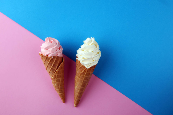 Yogur helado de vainilla o helado suave en cono de gofre
. - Foto, imagen