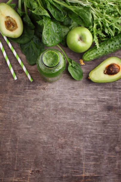 vista superior de smoothie verde fresco de espinafre, abacate, pepino e maçã
 - Foto, Imagem